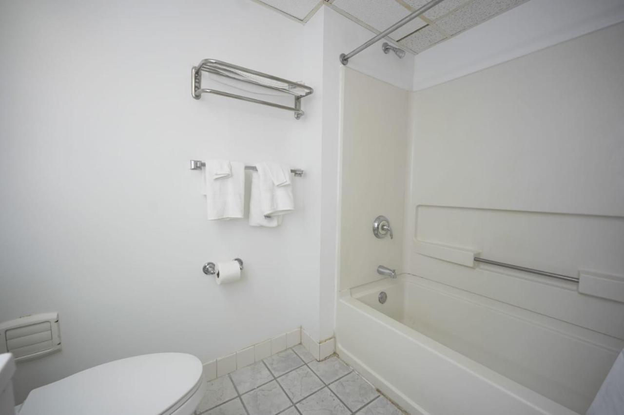 Greenwoods Inn & Suites Berlin Εξωτερικό φωτογραφία